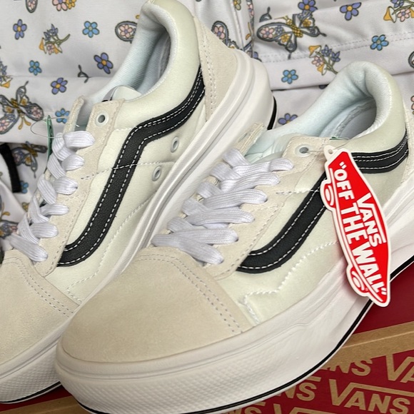 Vans WMNS Old Skool Over
White
VN0A7Q5EWHT
Platforms Sneakers - Picture 8 of 16